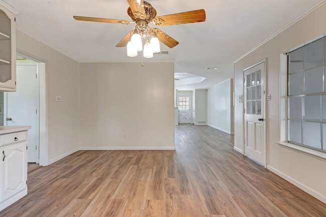 Building Photo - 2423 Pleasant Cir N