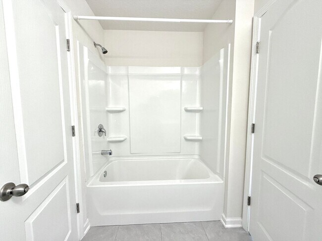 Building Photo - Newer Townhome in Ideal Location