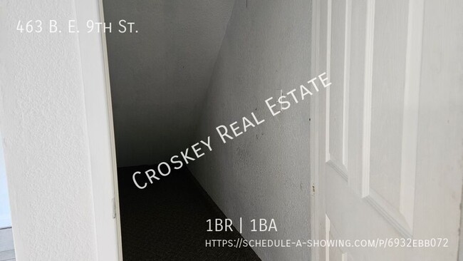 Building Photo - Move in ready! Easy access to public trans...