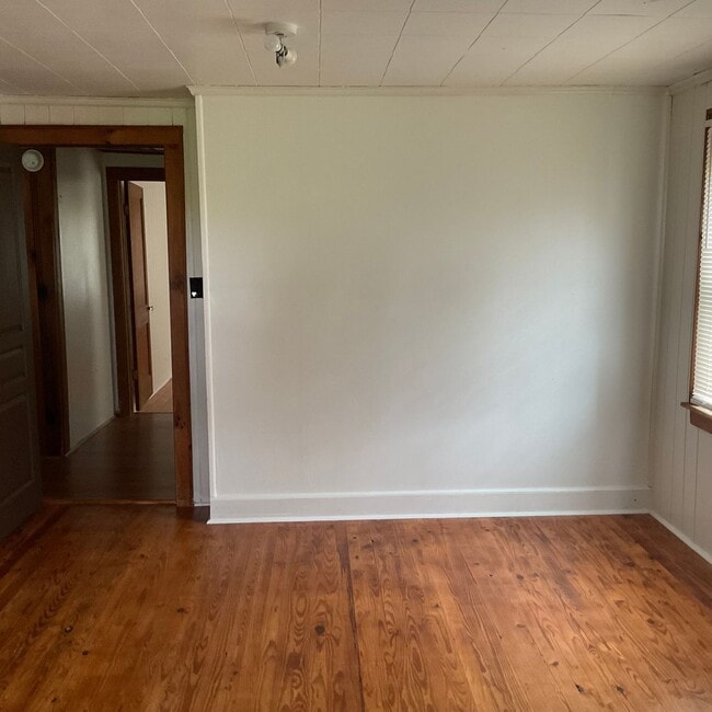 Building Photo - Farm house with 3 bedrooms, 1 1/2 baths