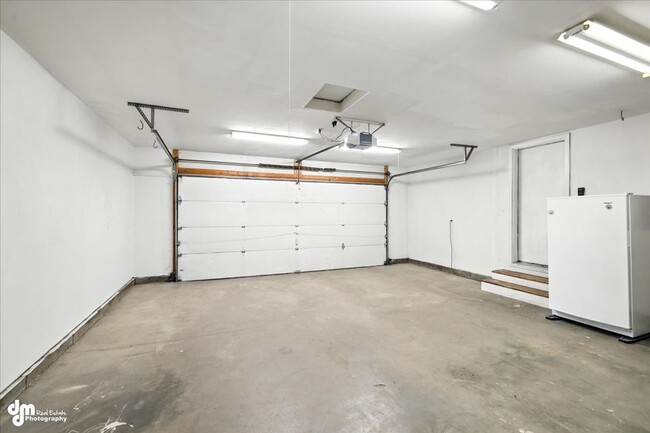 Building Photo - Spacious Palmer Home!