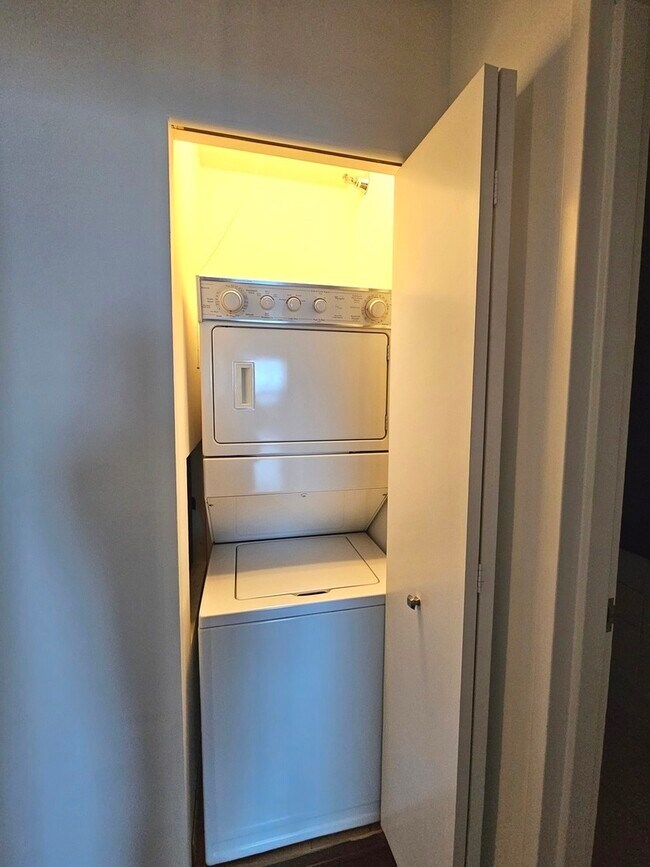 Building Photo - 512 N McClurg Ct