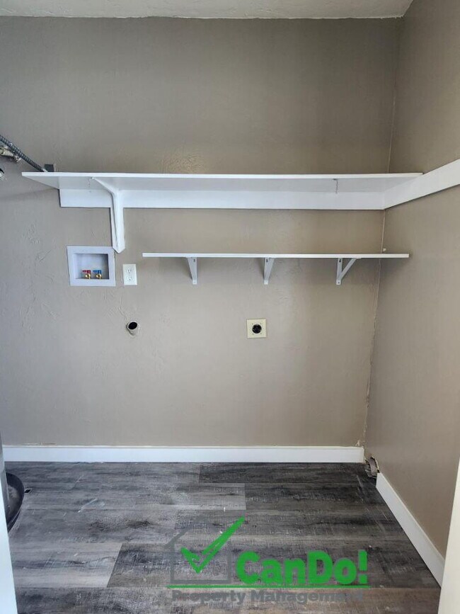 Building Photo - Newly remodeled 2 bedroom, 1.5 bathroom townhome in Blackfoot with Fiber Internet- Available now!