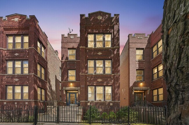 Building Photo - 4335 N Sacramento Ave