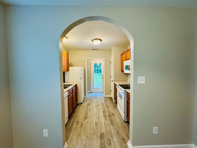 Building Photo - **Price just reduced & Move-in special of ...