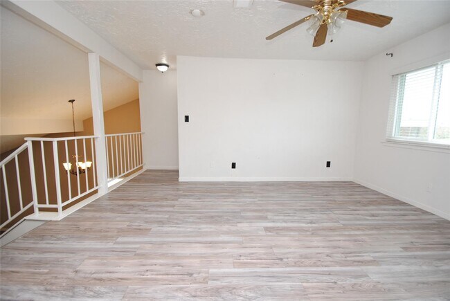 Building Photo - 13507 White Cliff Dr
