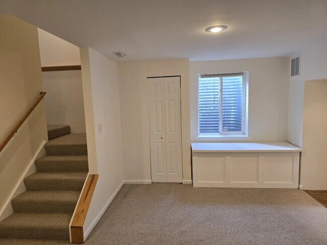 Building Photo - 211 Valley View Dr