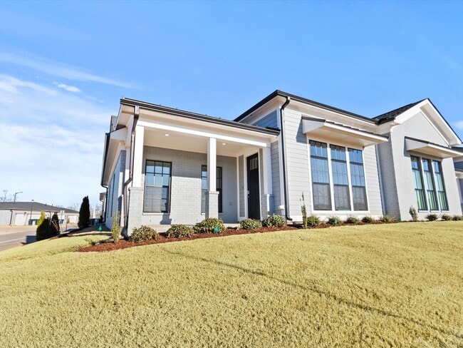 Building Photo - Like-new, modern end-unit townhome located in the desirable Clift’s Farm community in Madison