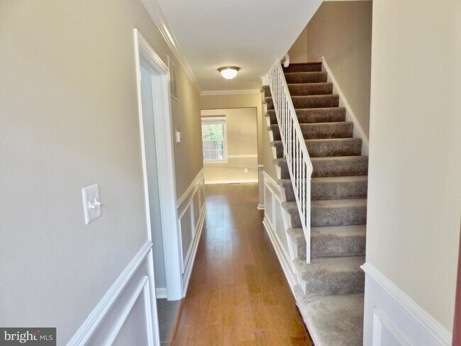 Building Photo - 416 Center St S