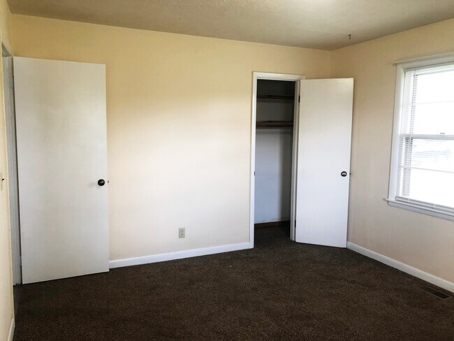 Building Photo - 1555 Flintwood Ave