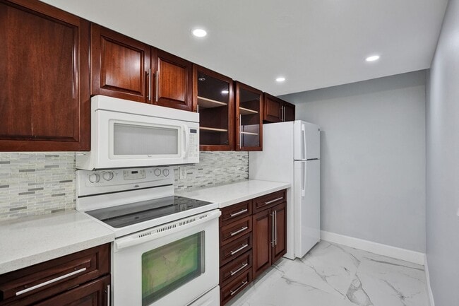 Building Photo - Renovated and Updated 2 Bed, 2 Bath Condo ...