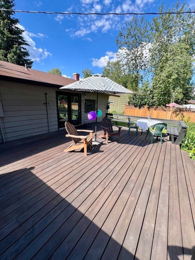 Building Photo - Available Nov 1st / Furnished / 1-Car Gara...