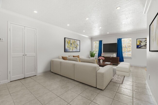 Building Photo - 357 N Post Oak Ln