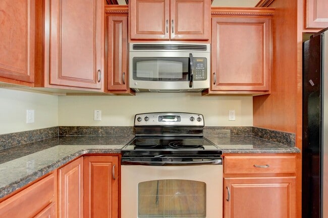 Building Photo - Sweet 3 bed 2 bath clost to post and I-24.