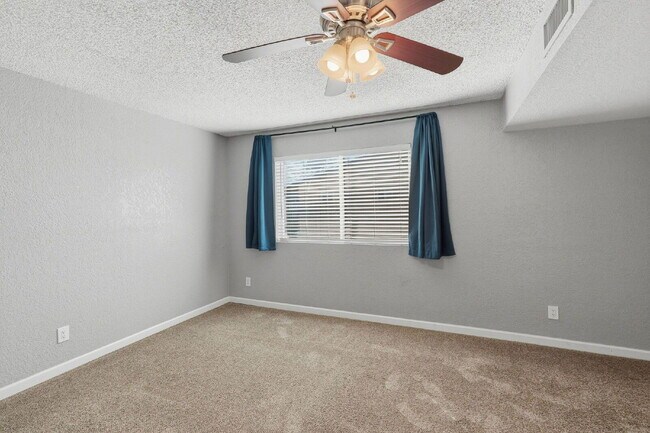 Building Photo - 1056 S Lazona Dr