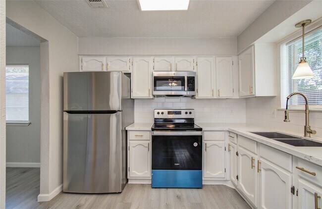 Building Photo - 16610 Cairngorm Dr