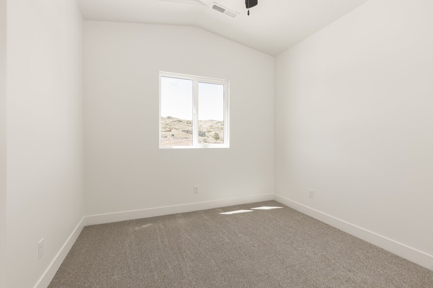 Building Photo - 2188 380 S