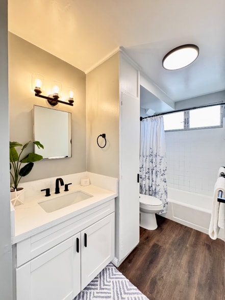 Building Photo - 722 University Ave