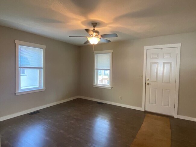 Building Photo - Adorable 2 Bedroom Early August