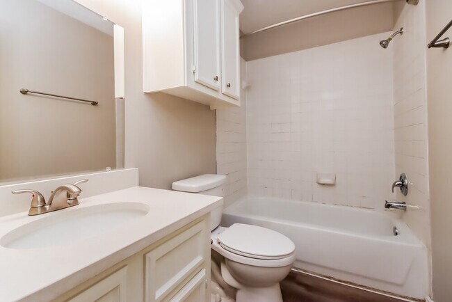 Building Photo - 4018 Hunnington Dr