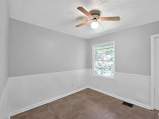 Building Photo - 704 Valleyview Dr