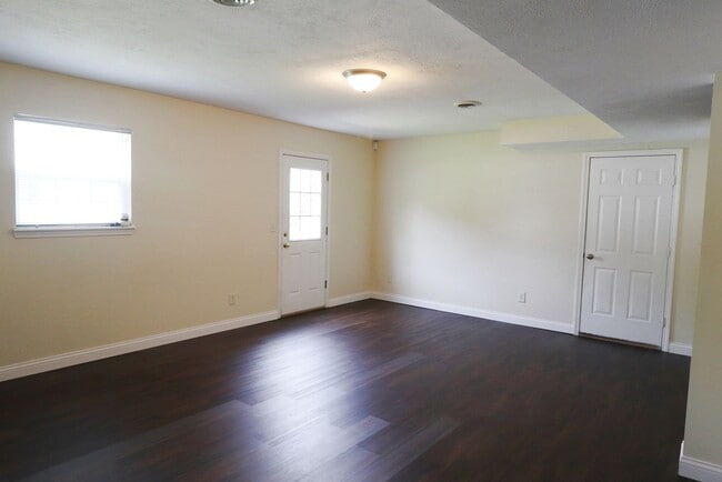 Building Photo - 4 bedroom..3 bath split level home for ren...