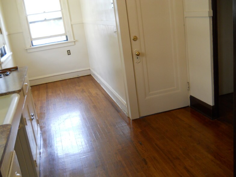 Building Photo - 2143 Eldred Ave