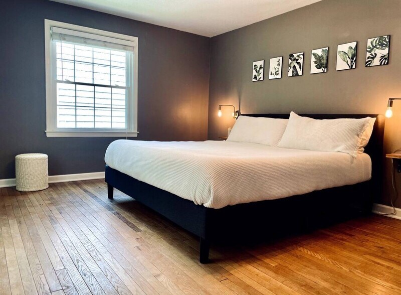 Building Photo - 620 E 63rd Ter