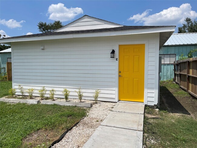 Building Photo - 229 Neyland St