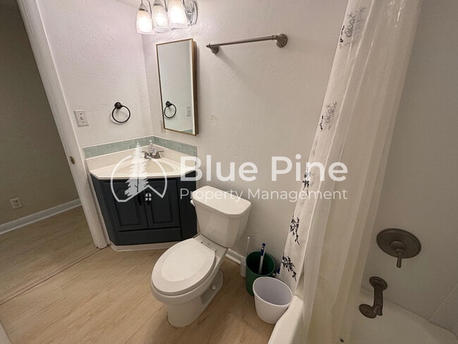 Building Photo - 660 1/2 Park Lane