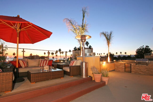 Building Photo - 2216 Main St