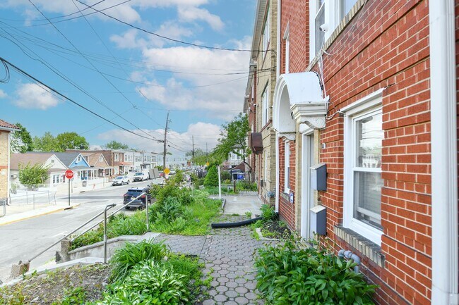 Building Photo - 610 Columbia Ave