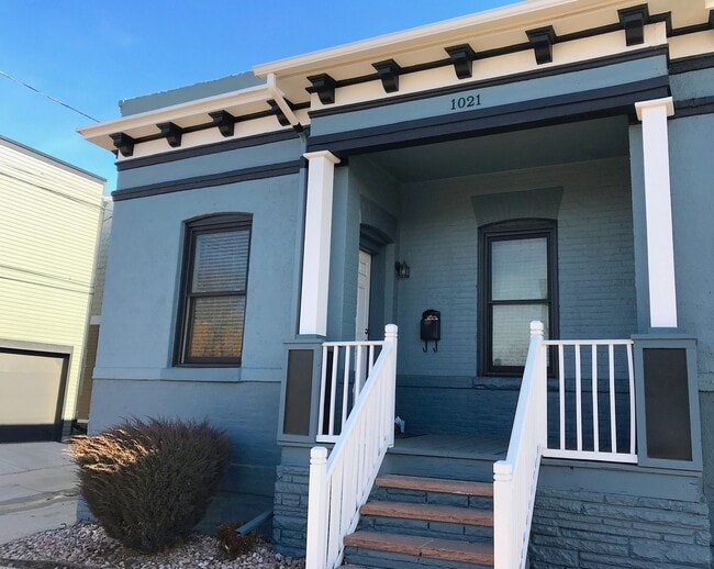 Building Photo - Available Now - 2Bedroom/1Bathroom in RiNo!
