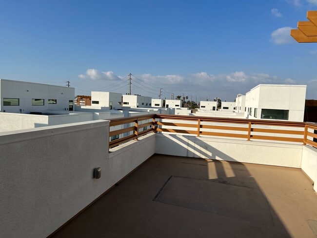 Building Photo - Exclusive Executive Condo in the Heart of ...