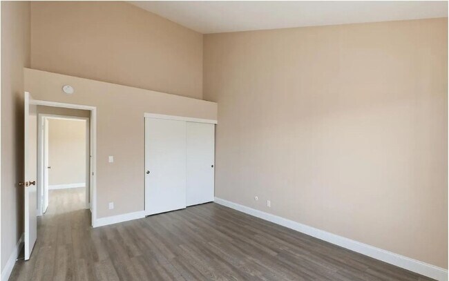 Building Photo - Spacious Carlsbad Condo Walking distance t...