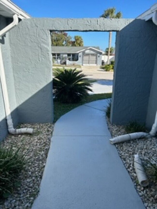 Building Photo - Beautiful 3 bedroom, 2 bath pool home in a lovely community.