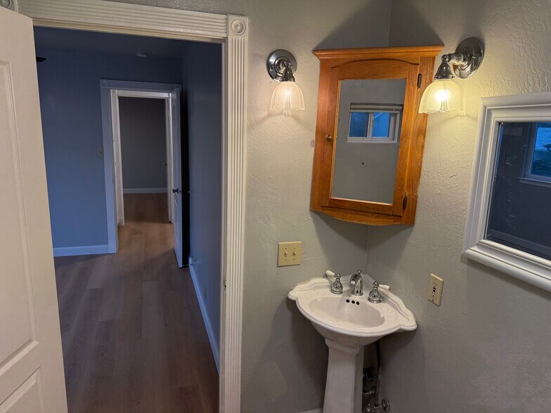 Building Photo - 1000 Figueroa St