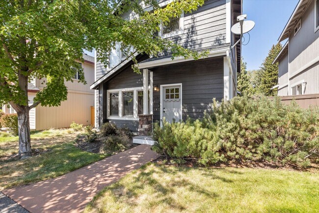 Building Photo - Charming, Furnished 3 bedroom Home w/ Garage