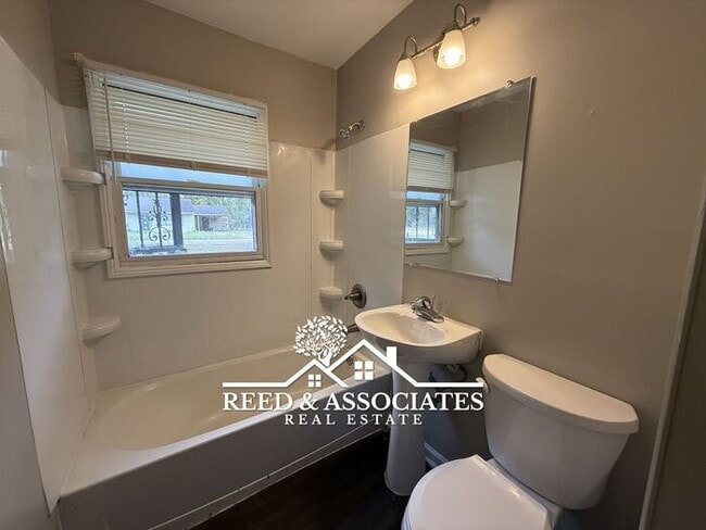 Building Photo - Adorable Millington Home