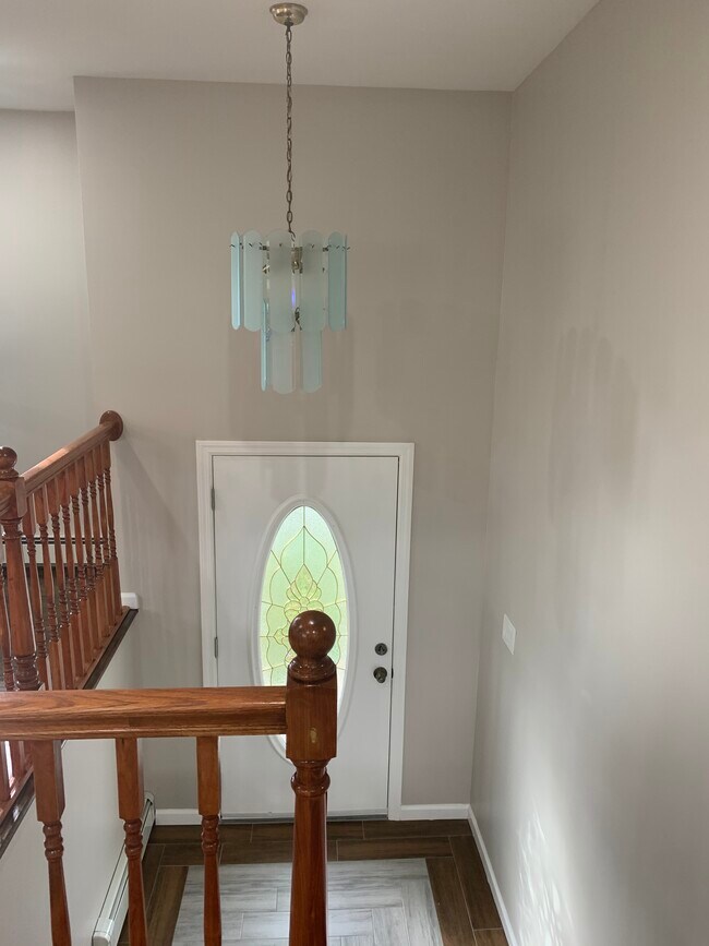 Building Photo - 573 Spur Dr N