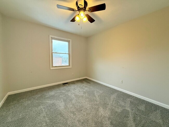 Building Photo - 171 S Killarney Ln