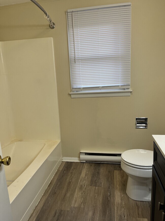 Building Photo - 611 Lincoln Way W