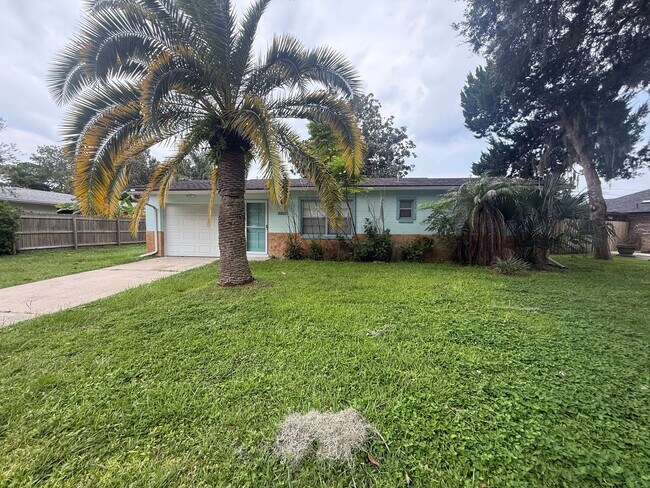 Building Photo - Charming 2 bedroom 1.5 bathroom home
