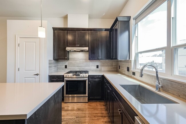 Building Photo - 946 W 18th St