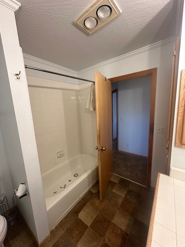 Building Photo - Long Term Glenshire Rental 3 Bed, 2.5 Bath 3 Car Garage