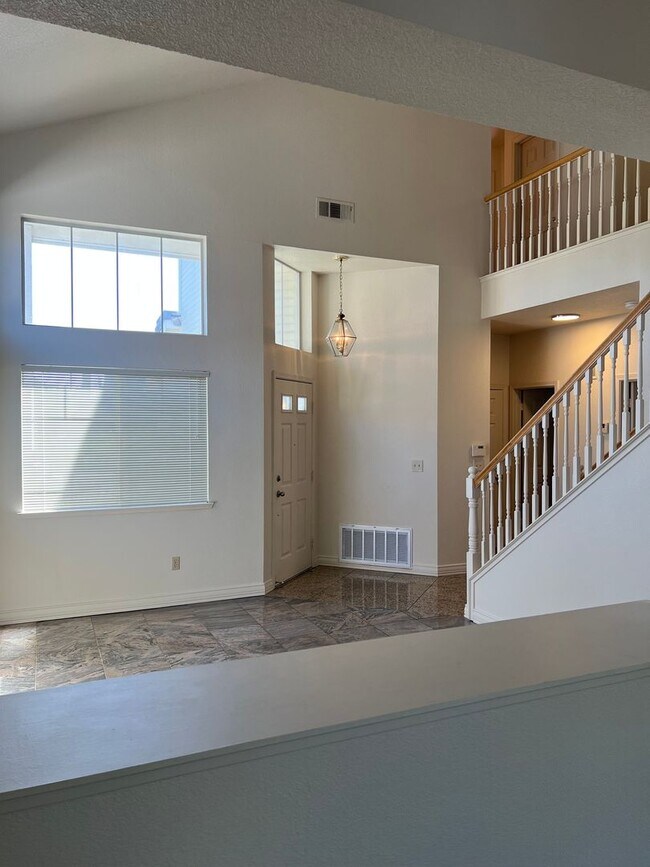 Building Photo - LOVELY 4 BEDROOM HOME IN LAGUNA CREEK!