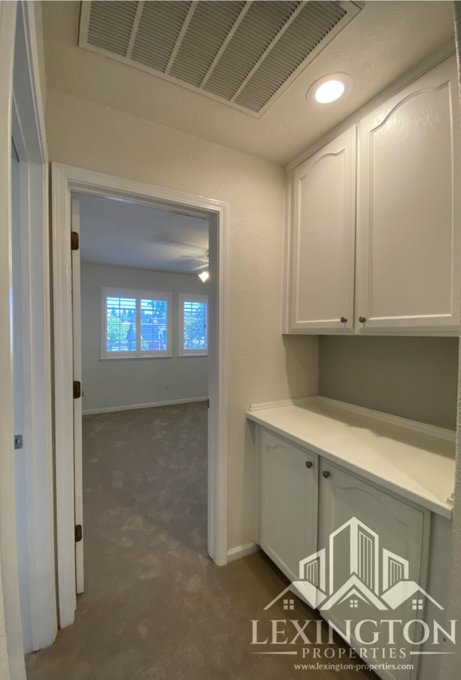 Building Photo - 6118 Cameo Dr