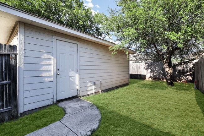 Building Photo - 10302 Lateleaf Oak