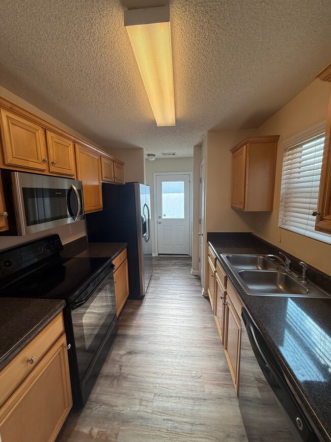 Building Photo - Discover Comfort and Convenience 3 BR/3 BA Home in Desirable Bridgewater Community!