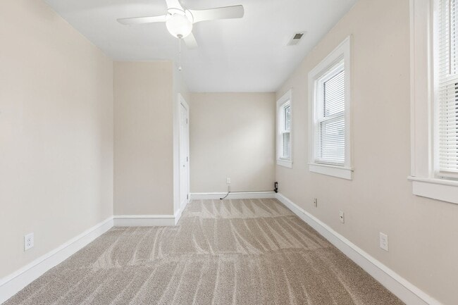 Building Photo - Water Views, Hampton, 3 bed 2.5 bath Ready Now!